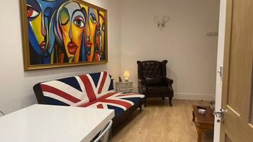 Älytelevisio, kirjoja, tulostin