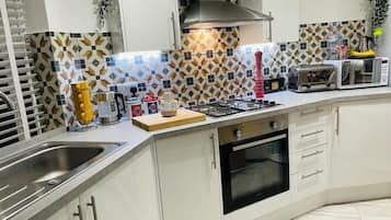 Køleskab, mikrobølgeovn, ovn, kogeplade