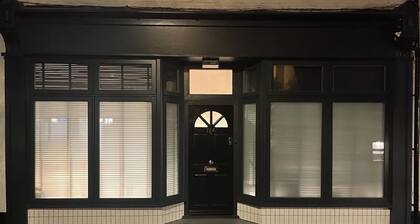 Bagshot 2 Bed 1 Bath Pennyhill Ascot Wentworth Pets OK Parking Ground Floor