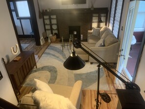 Smart TV - Papa's Place Urban Cottage Retreat (Detroit)