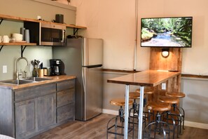 Standard Cabin | Private kitchen | Full-size fridge, microwave, oven, stovetop