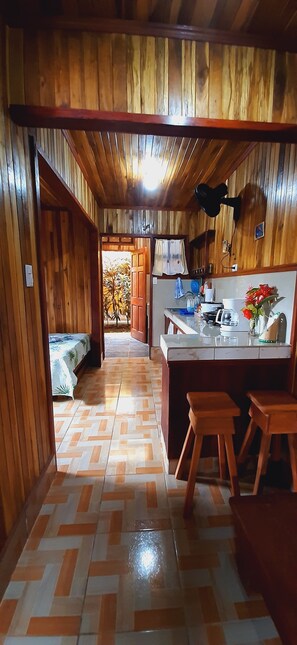 Habitación, varias camas | Cocina privada | Frigobar, parrilla de estufa, cafetera y tetera y arrocera 