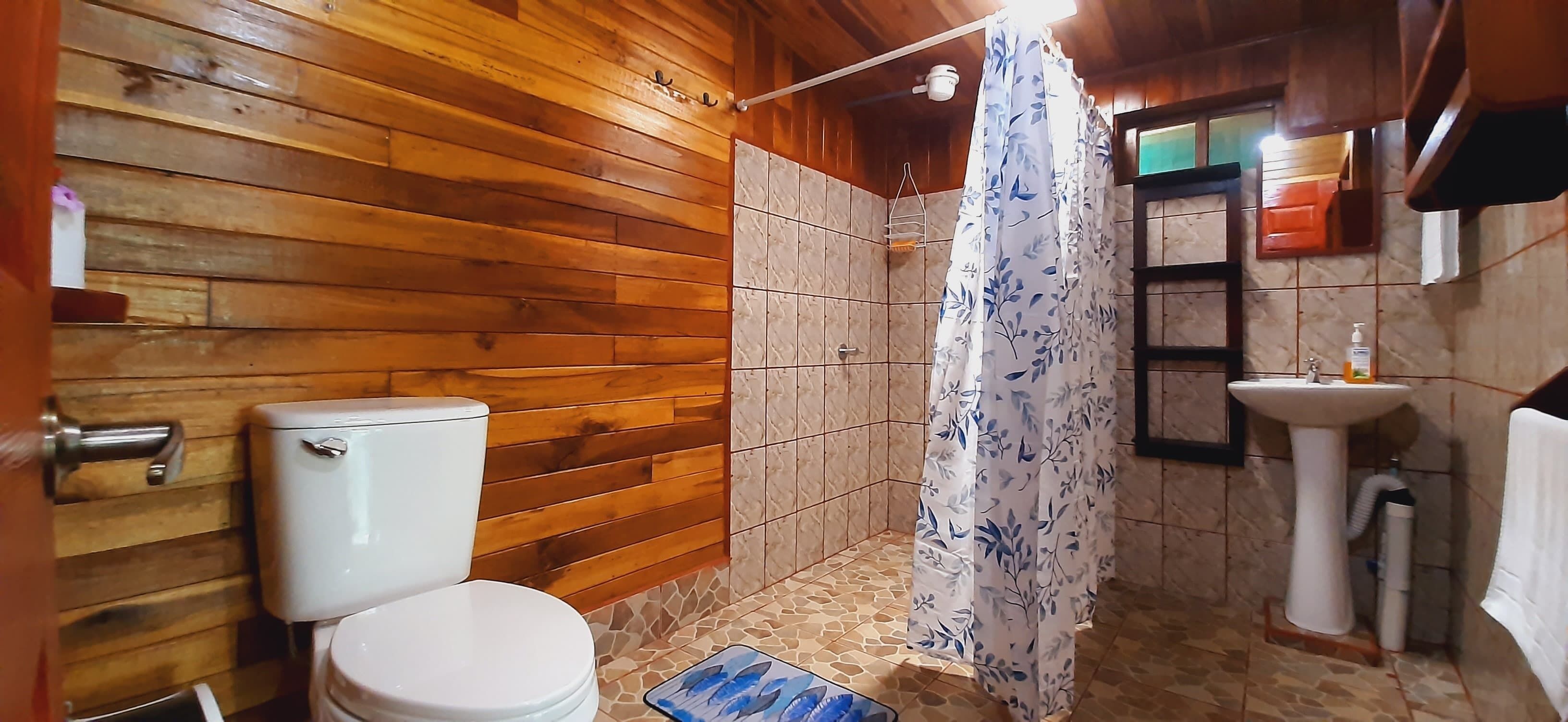 Quadruple Room, 2 Queen Beds | Bathroom