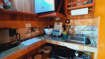 Camera quadrupla | Cucina privata | Mini-frigorifero, piano cottura, macchina per tè/caffè, risottiera