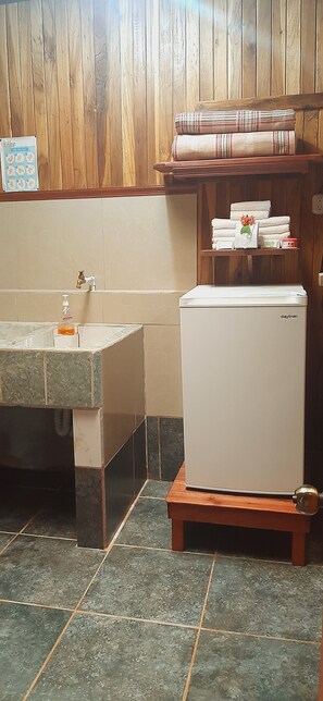 Quarto | Banheiro | Chuveiro, chuveiro com efeito de chuva, toalhas de banho, sabonete