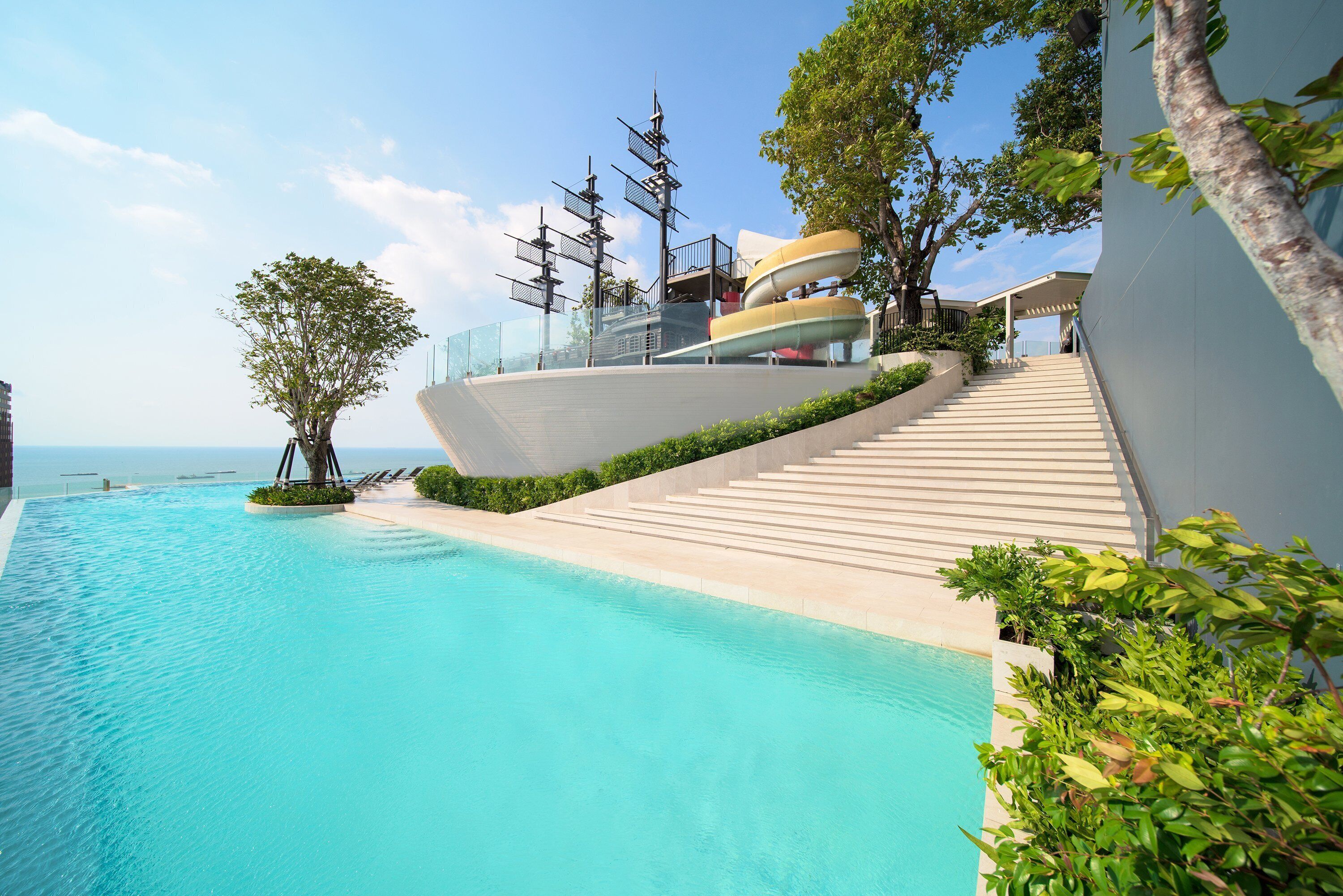 室外泳池；07:00 至 20:00 開放；泳 池傘、躺椅