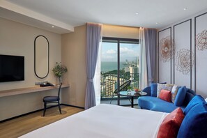 Studio – premier, sjøutsikt | Dundyner, safe på rommet, skrivebord og skrivebord for bærbar PC