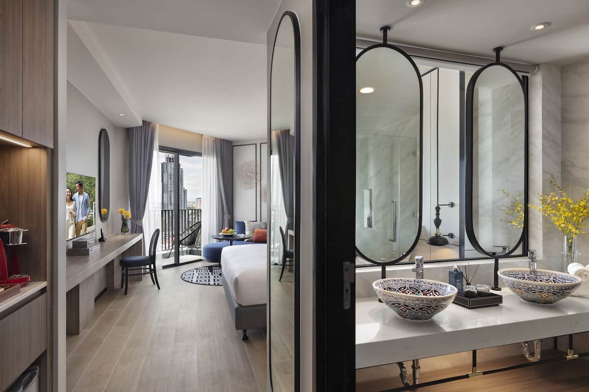 Cubrecamas, caja de seguridad en la habitación y escritorio