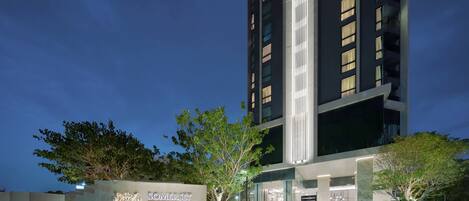 Una entrada de hotel moderna con un letrero que dice "Somerset Hotel & Spa".