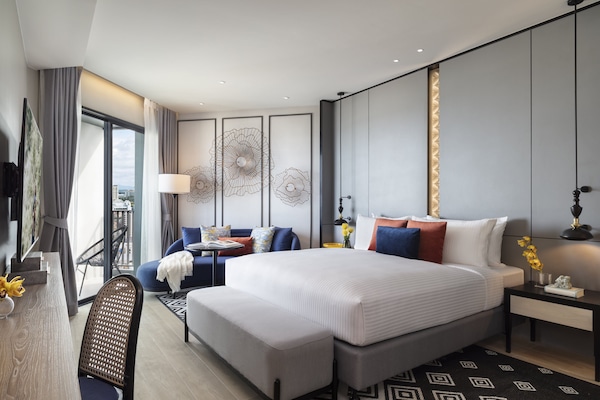 Down duvets, in-room safe, desk, laptop workspace