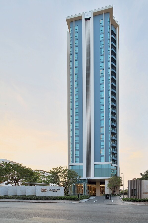 Un hotel alto y moderno con una entrada destacada y un letrero que dice "Somerset".