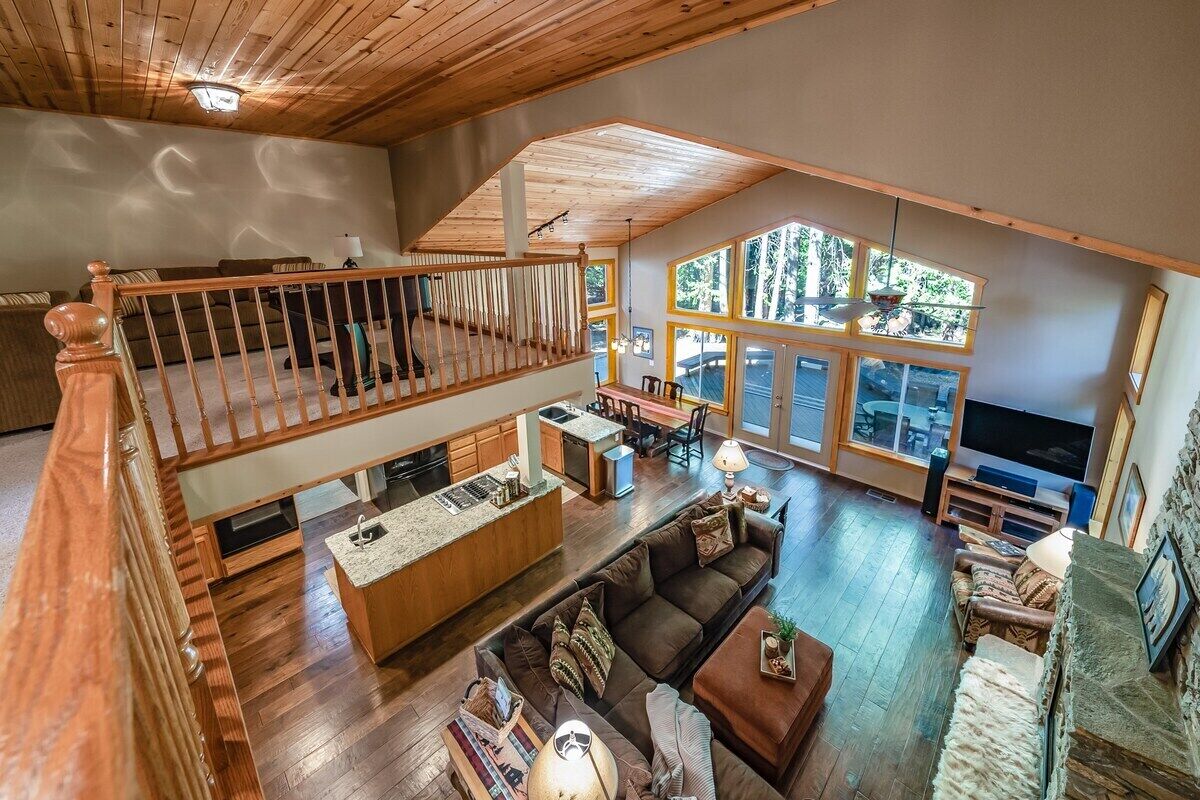 Télévision, cheminée, espaces bureaux