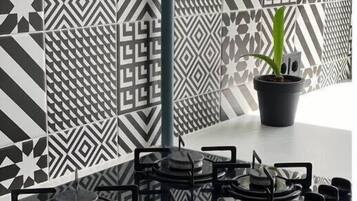 Kühlschrank, Gefrierschrank, Esstisch