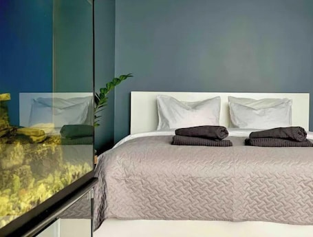 1 bedroom, iron/ironing board, WiFi, bed sheets. City Ocean apartment!