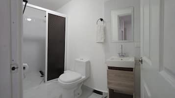 Quarto casal standard | Banheiro | Chuveiro, chuveiro com efeito de chuva, secador de cabelo