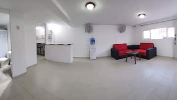 Een 32-inch flatscreentelevisie met digitale zenders en een televisie