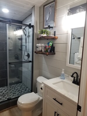 Dusche, Haartrockner, Handtücher, Seife