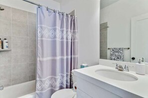 Vasca, asciugacapelli, asciugamani, sapone