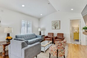 تلفزيون ذكي، مدفأة، ألعاب فيديو، كرة قدم الطاولة