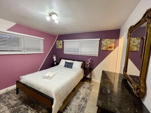 3 bedrooms, desk, WiFi, bed sheets - Entire Beautiful Wheeling Home!!! (Wheeling)