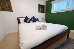 3 bedrooms, desk, WiFi, bed sheets - Entire Beautiful Wheeling Home!!! (Wheeling)