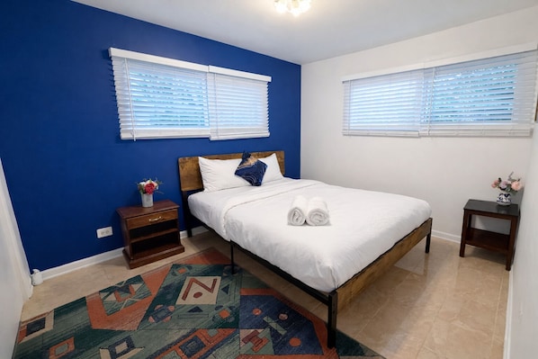 3 bedrooms, desk, WiFi, bed sheets