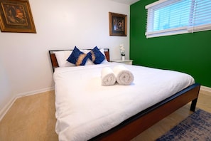 3 bedrooms, desk, WiFi, bed sheets - Entire Beautiful Wheeling Home!!! (Wheeling)