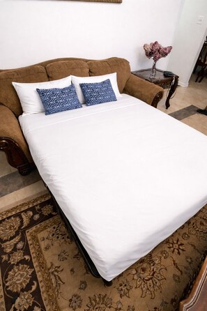 3 bedrooms, desk, WiFi, bed sheets
