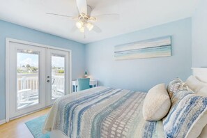 2 chambres, bureau, fer et planche à repasser, lit de bébé portatif