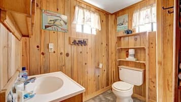 Deluxe Cabin | Bathroom | Bathrobes, towels