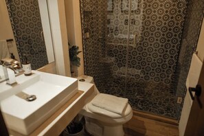 Douche, serviettes fournies, shampooing