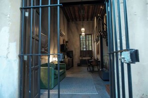 TV - Hidden Gem|Loft at historic district with pool (Mazatlán)