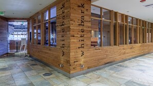 Una estructura de madera con la inscripción “White Bark” en su lateral, probablemente parte de un edificio o un letrero.
