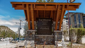 Estructura de madera con un letrero del restaurante y bar lounge Westin Monache Resort Mammoth Whitebark en 5 Hillside Drive.