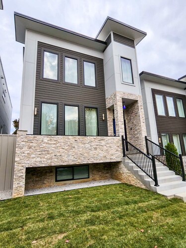 Brand New Stunning 5BR Home. Minutes to downtown, Forest Park. Sleep 14.