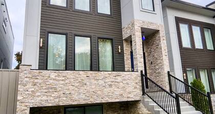 Brand New Stunning 5BR Home. Minutes to downtown, Forest Park. Sleep 14.