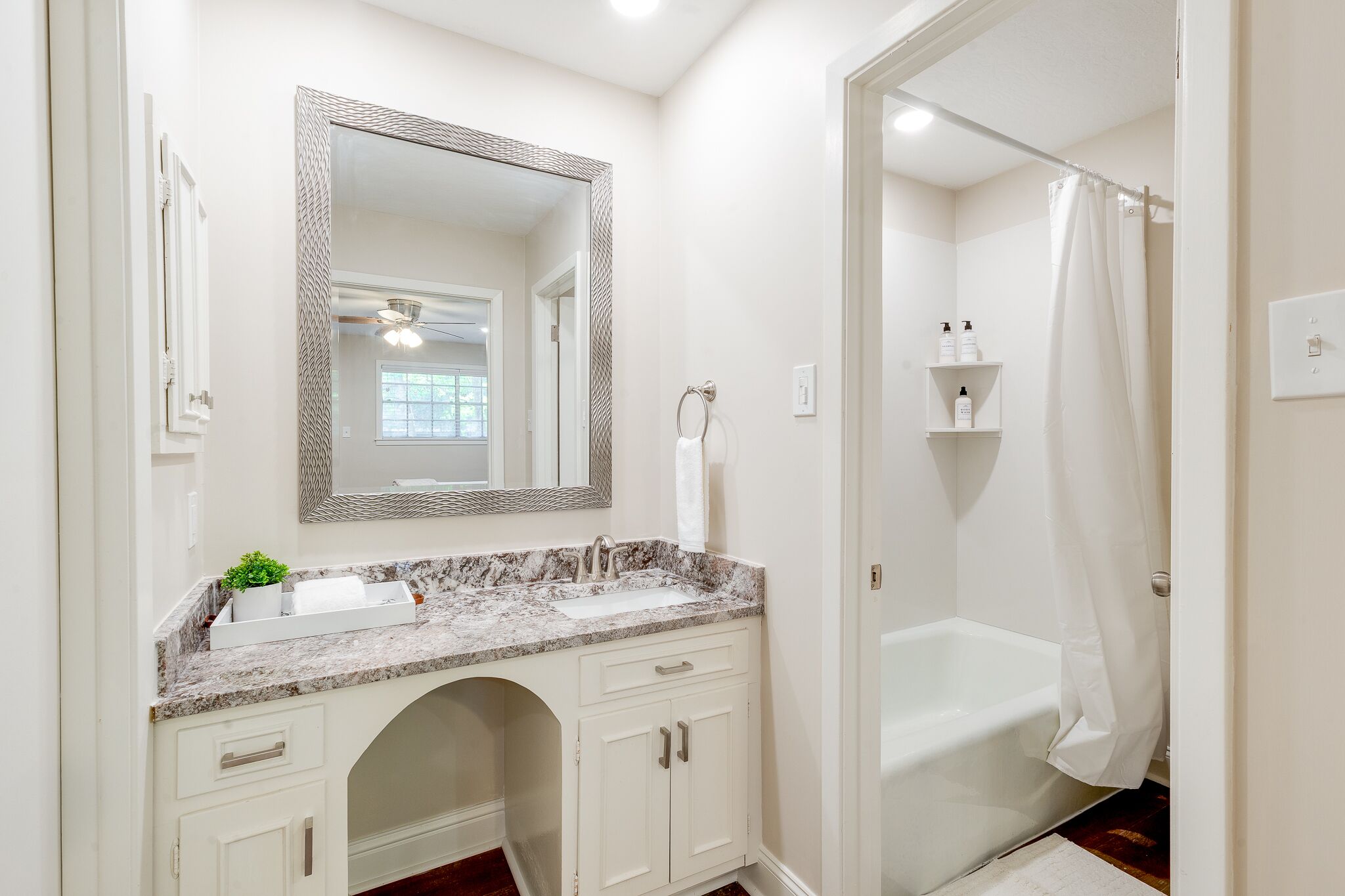 Combined shower/bathtub, towels