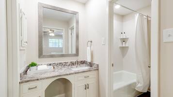 Combined shower/bathtub, towels