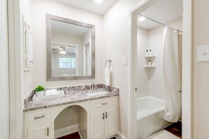 Combined shower/bathtub, hair dryer, towels - Recently Renovated | 4bd | Close to University (Hattiesburg)