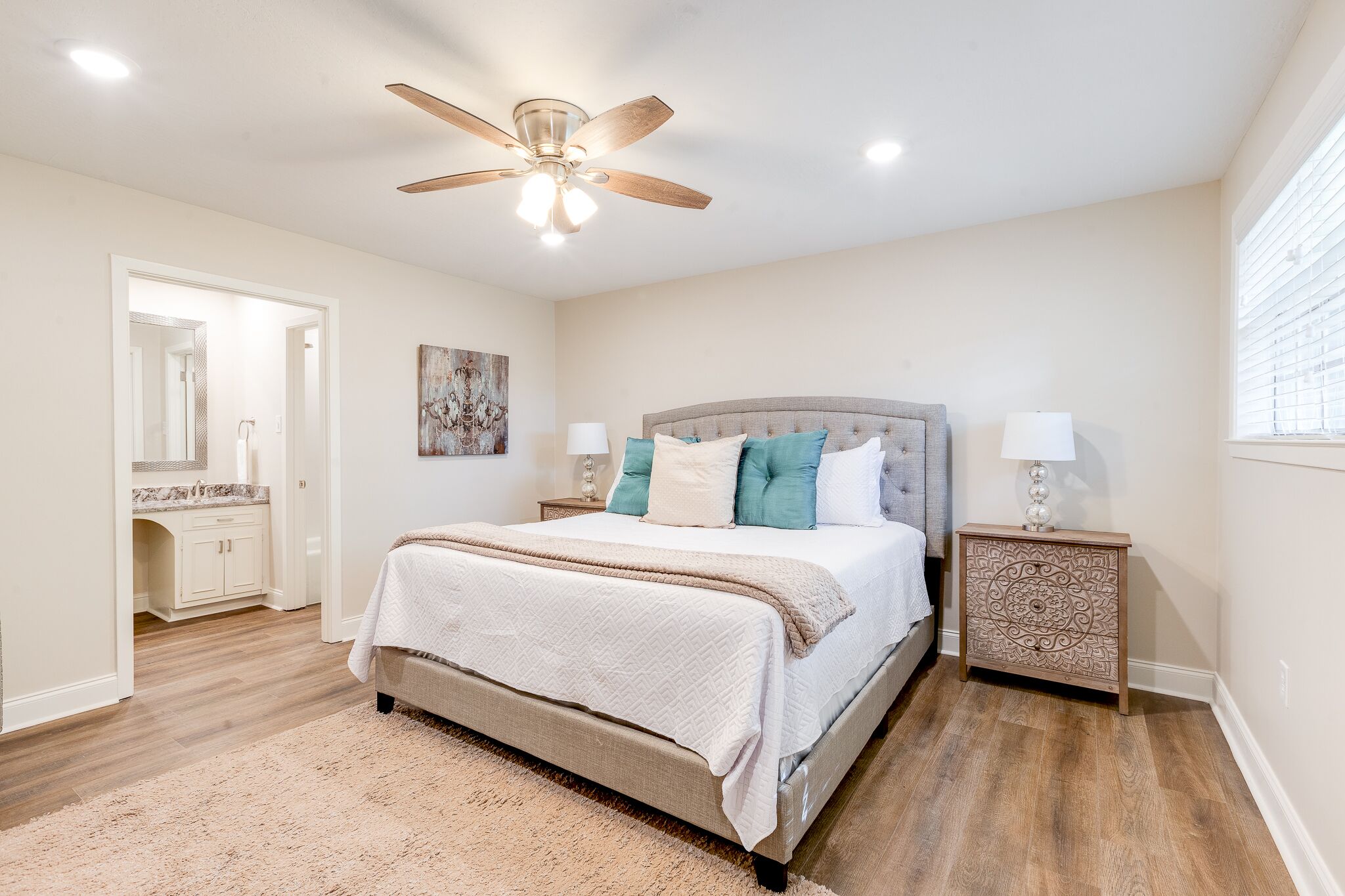 4 chambres, bureau, fer et planche à repasser, lit parapluie