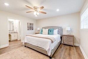 4 makuuhuonetta, työpöytä, silitysrauta/-lauta, vauvan matkasänky