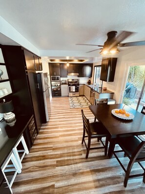 Réfrigérateur, micro-ondes, four, plaque de cuisson