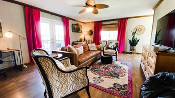 Een smart-tv, een open haard, tafelvoetbal en boeken