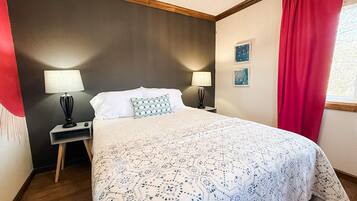 2 bedrooms, desk, iron/ironing board, travel crib