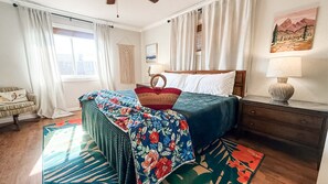 2 chambres, bureau, fer et planche à repasser, lit de bébé portatif