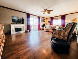 Smart TV, chimenea, futbolito y libros 