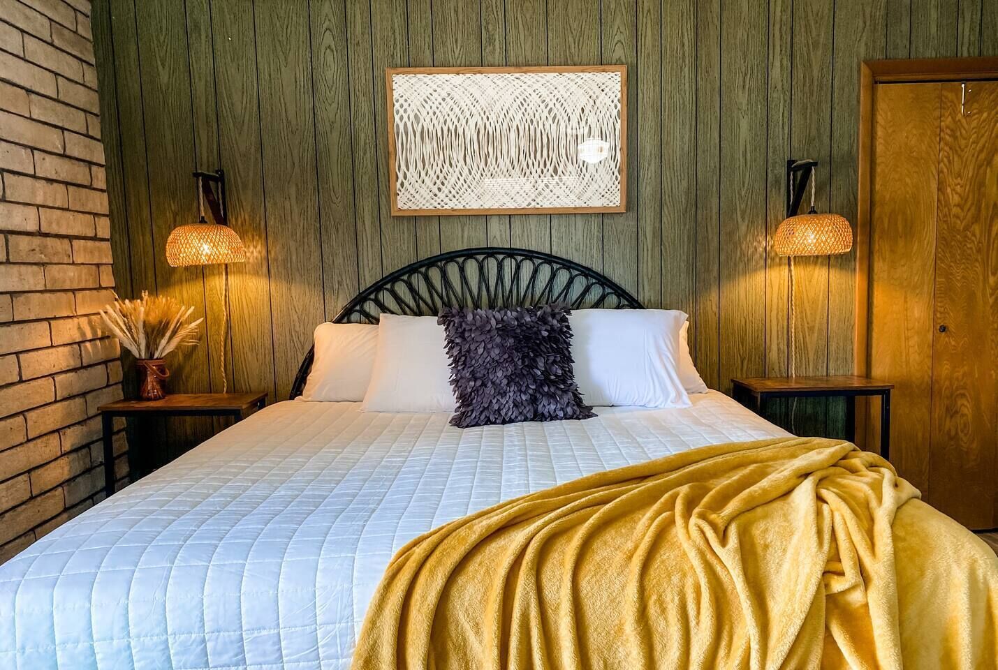 4 habitaciones, escritorio y tabla de planchar con plancha 