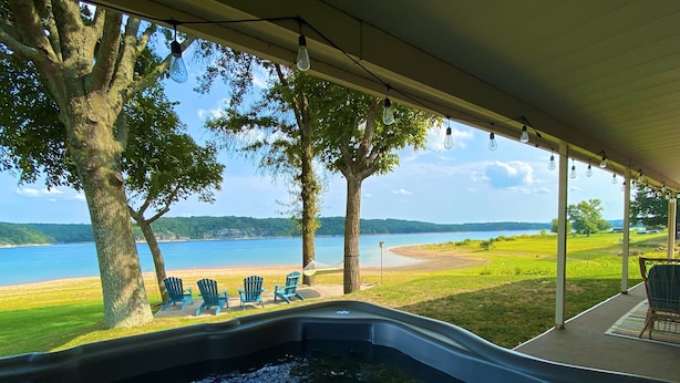Ein Whirlpoolbereich mit Blick auf See und Strand.