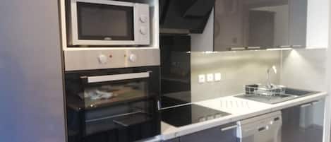 冷蔵庫、電子レンジ、オーブン、コンロ