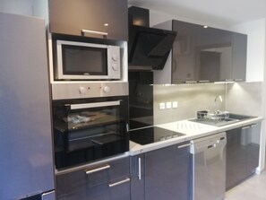 Fridge, microwave, oven, stovetop - L'Astré (means Luck in occitan) (Loupian)